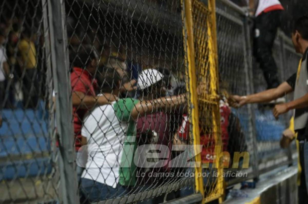 EN FOTOS: Así fueron los relajos en el derbi entre Real España y Marathón