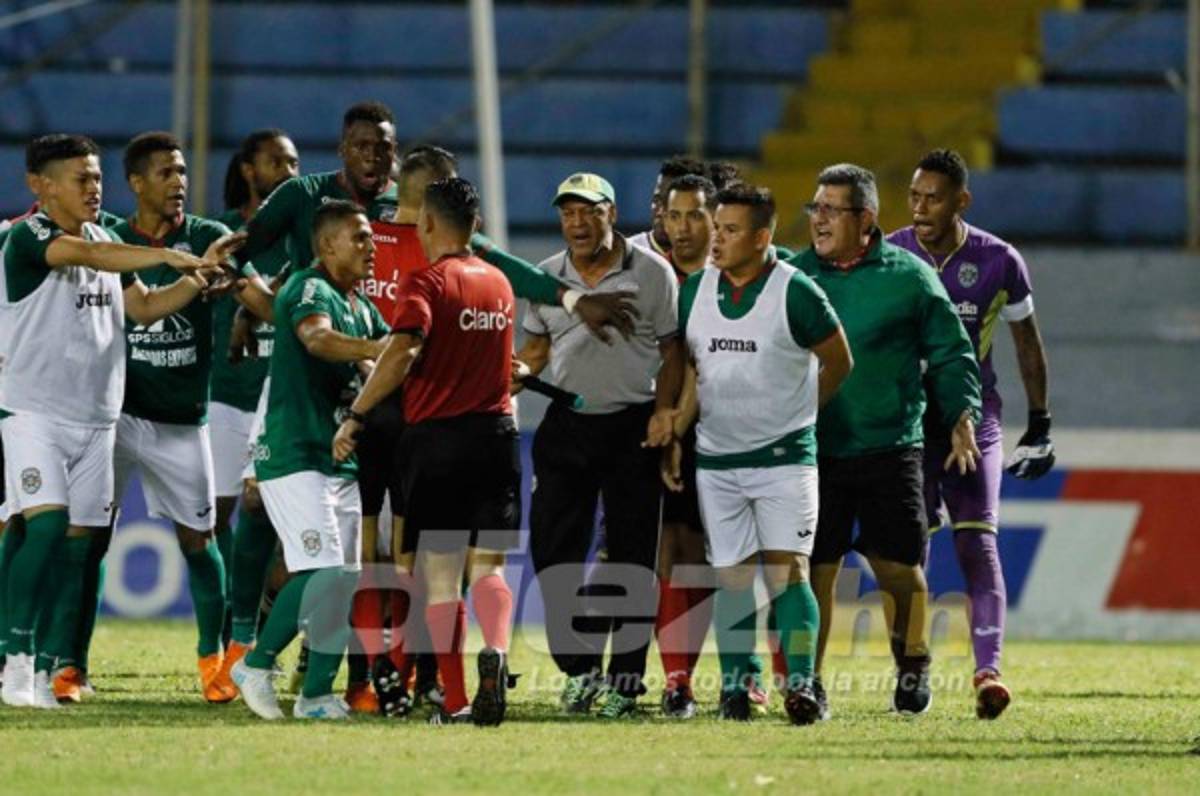 EN FOTOS: Así fueron los relajos en el derbi entre Real España y Marathón