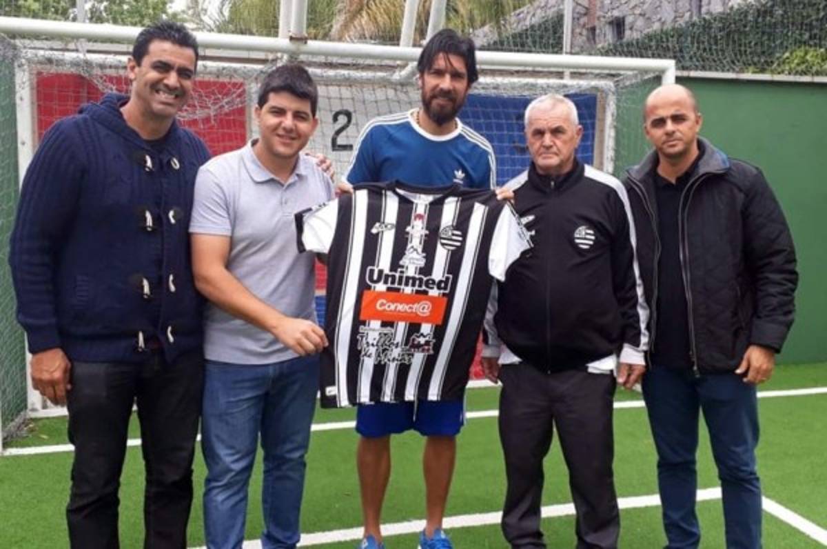 Sebastián 'Loco' Abreu rompe su propio récord tras fichar por su club número 30