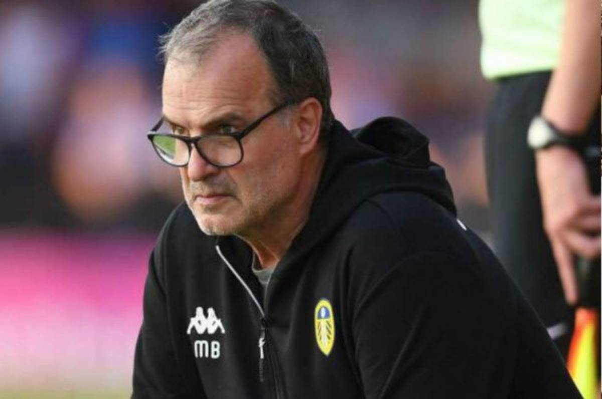 El motivo por el que Marcelo Bielsa manda a sus jugadores a recoger basura