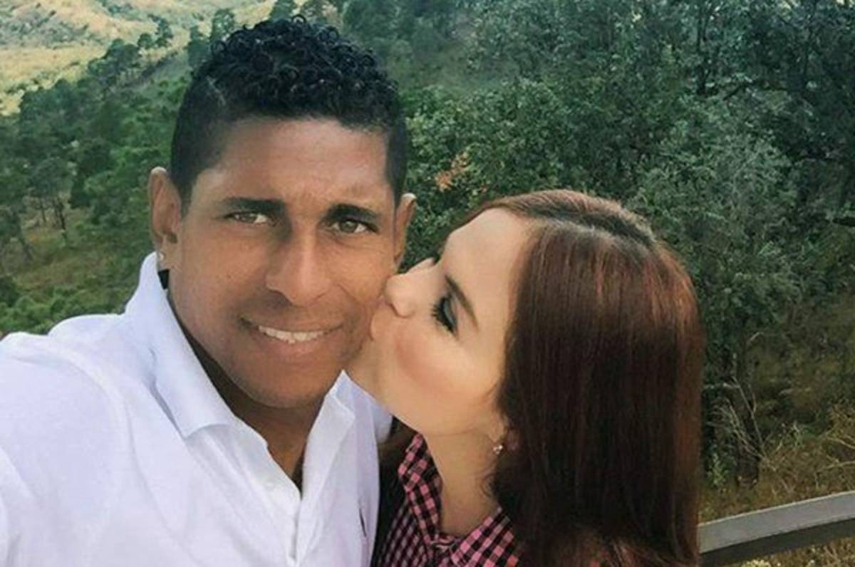 Carlo Costly y su esposa Tita Torres se lucen dominando el balón