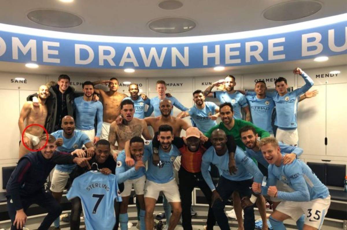 El descuido David Silva en el camerino del Manchester City que le da vuelta al mundo