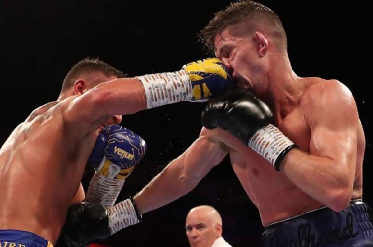 Vasyl Lomachenko vence a Luke Campbell y logra el título de peso ligero del CMB