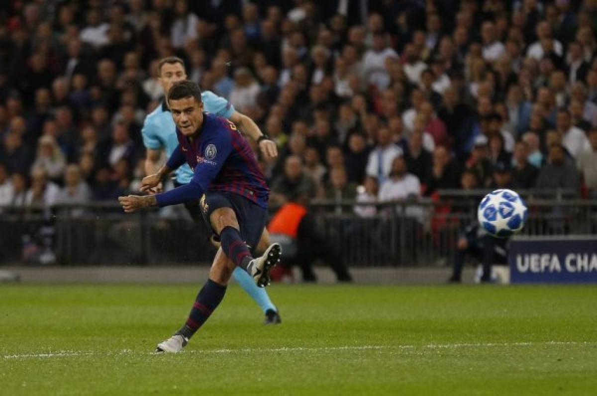 Barcelona's Brazilian midfielder Philippe Coutinho scores the opening goalduring the Champions League group B football match match between Tottenham Hotspur and Barcelona at Wembley Stadium in London, on October 3, 2018. / AFP PHOTO / IKIMAGES / Ian KINGTON