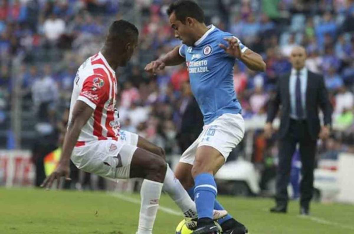 Brayan Beckeles y el Necaxa caen ante Cruz Azul en el estadio Azteca