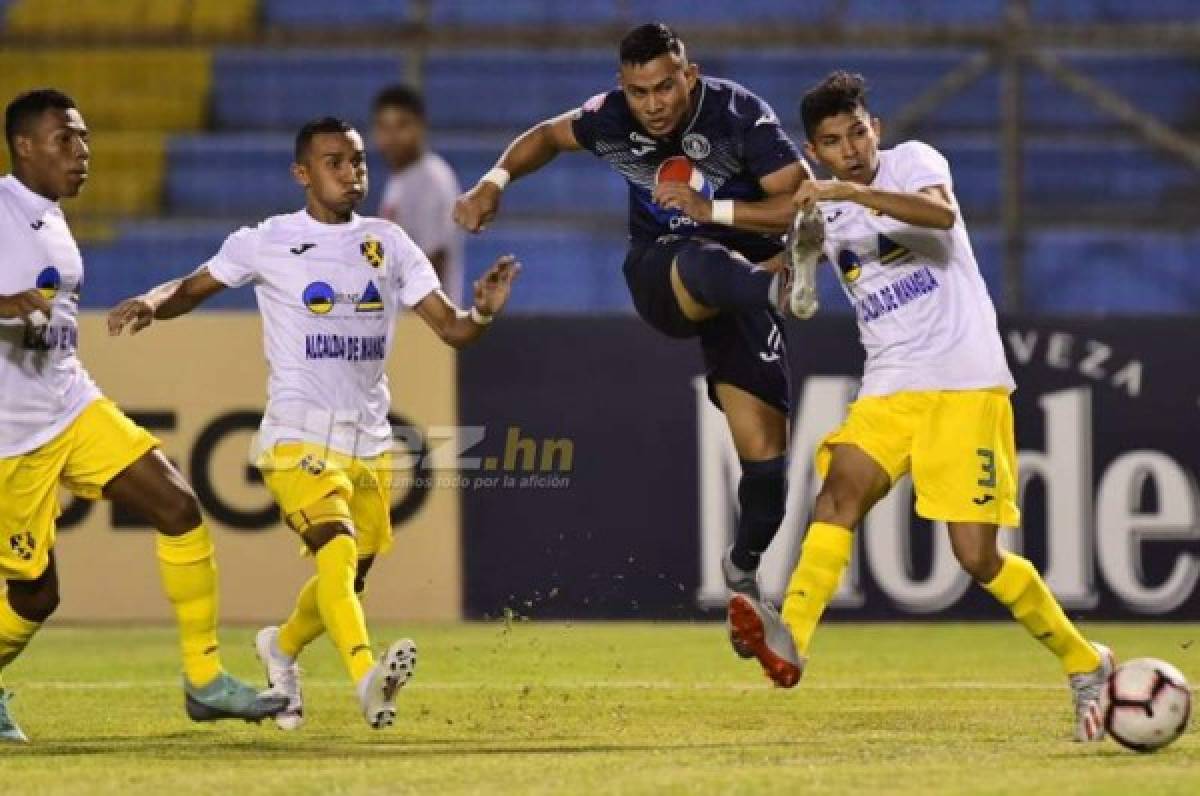 El delantero del Motagua, Marco Tulio Vega, saca un remate en la primera llegada de los hondureños. Fotos Yoseph Amaya