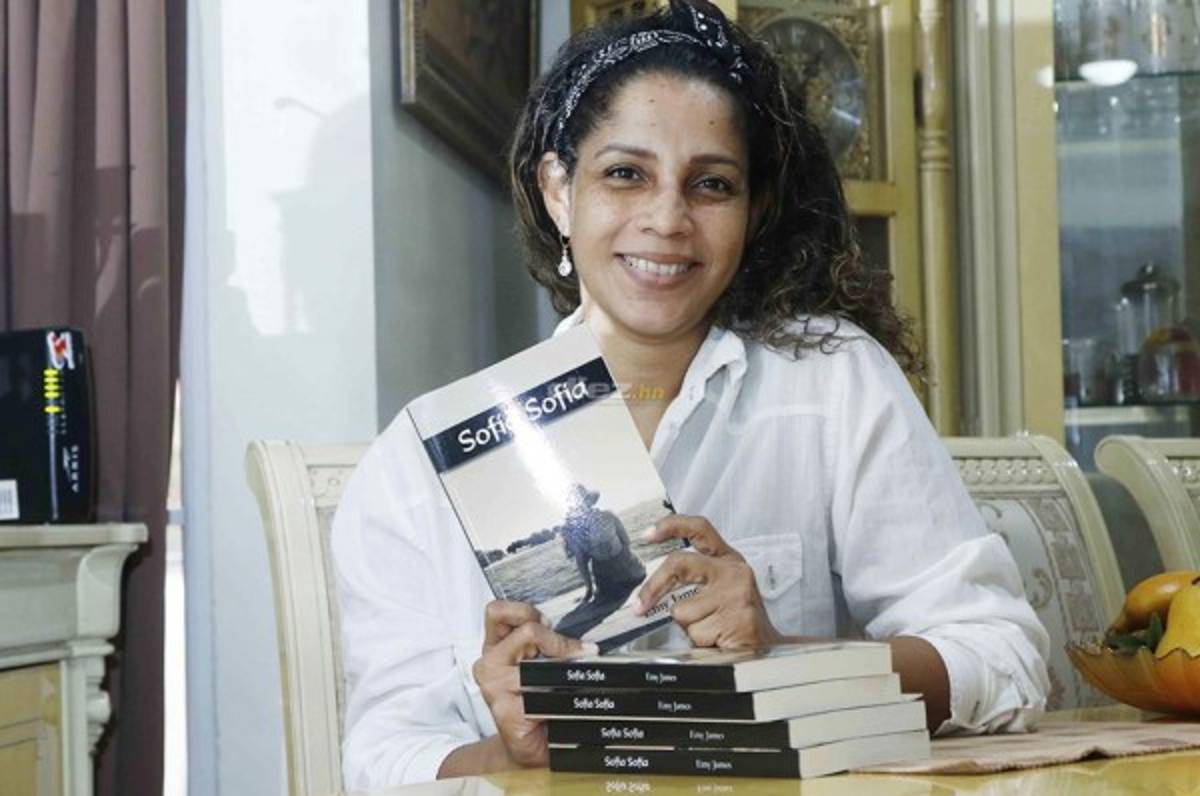 Emy James se convierte en escritora y relata la experiencia de su esposo Carlos Pavón en TV