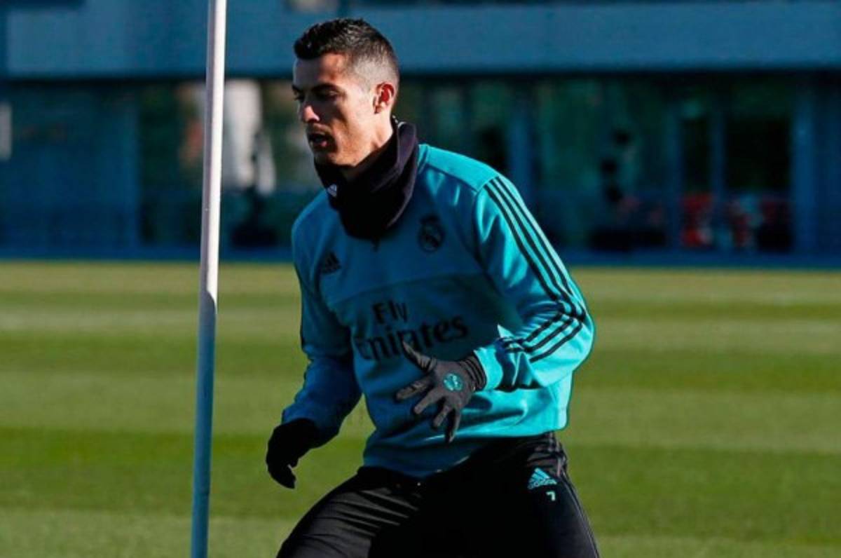 Cristiano Ronaldo trabajó sobre el césped, pero sigue al margen