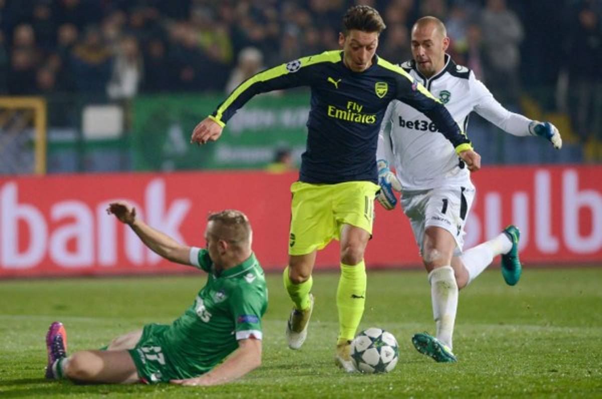 Con espectacular gol de Mesut Özil, Arsenal logra remontada en Champions