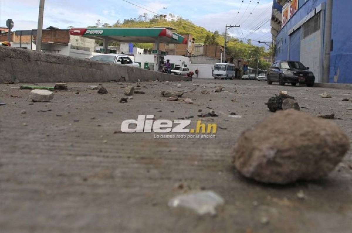 FOTOS: Con piedras llenas de sangre, así luce el estadio Nacional luego de la tragedia