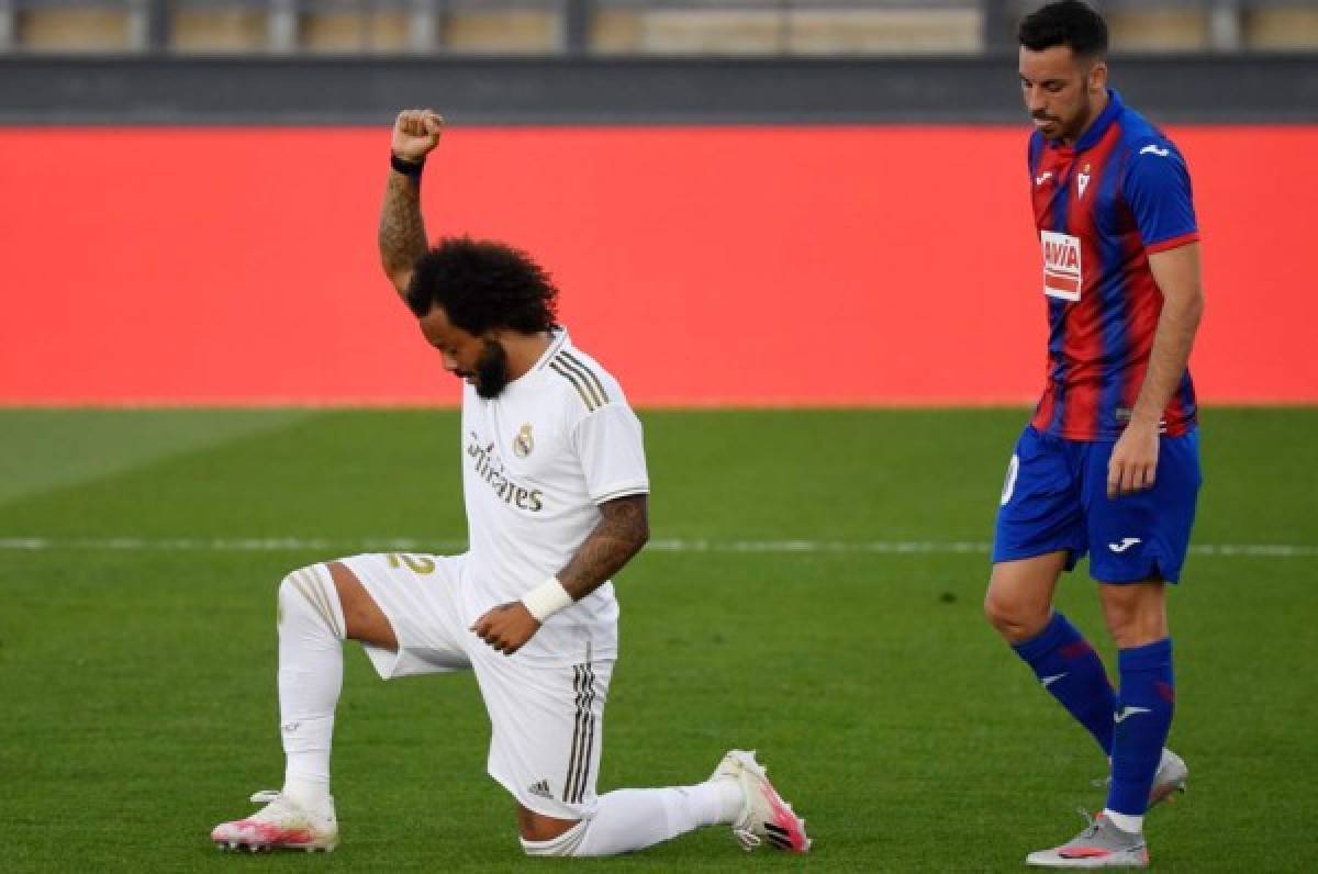 Marcelo celebra un gol con el Real Madrid homenajeando la lucha antirracista
