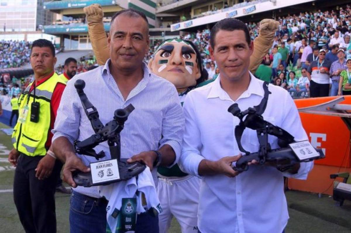 ¡Placas, trofeos y una puerta con su nombre! Lo homenajes a futbolistas hondureños en el extranjero