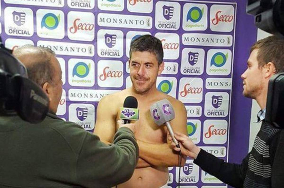 ¡Sorprendente! Entrenador sale y da conferencia de prensa desnudo
