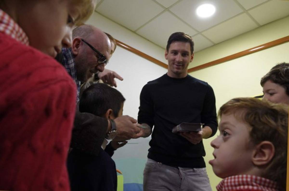 Lionel Messi se toma fotos y firma autógrafos en su visita a los hospitales de Barcelona