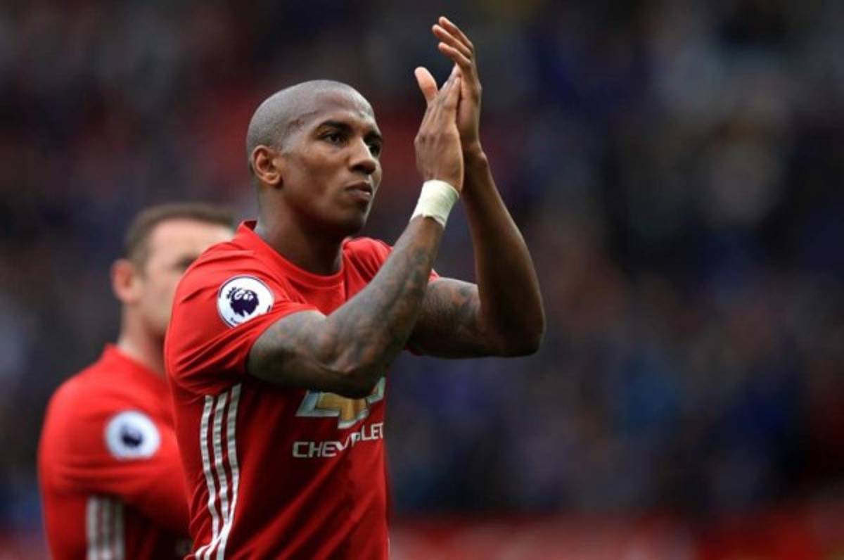 Ashley Young renueva por un año, hasta 2019, con el Manchester United
