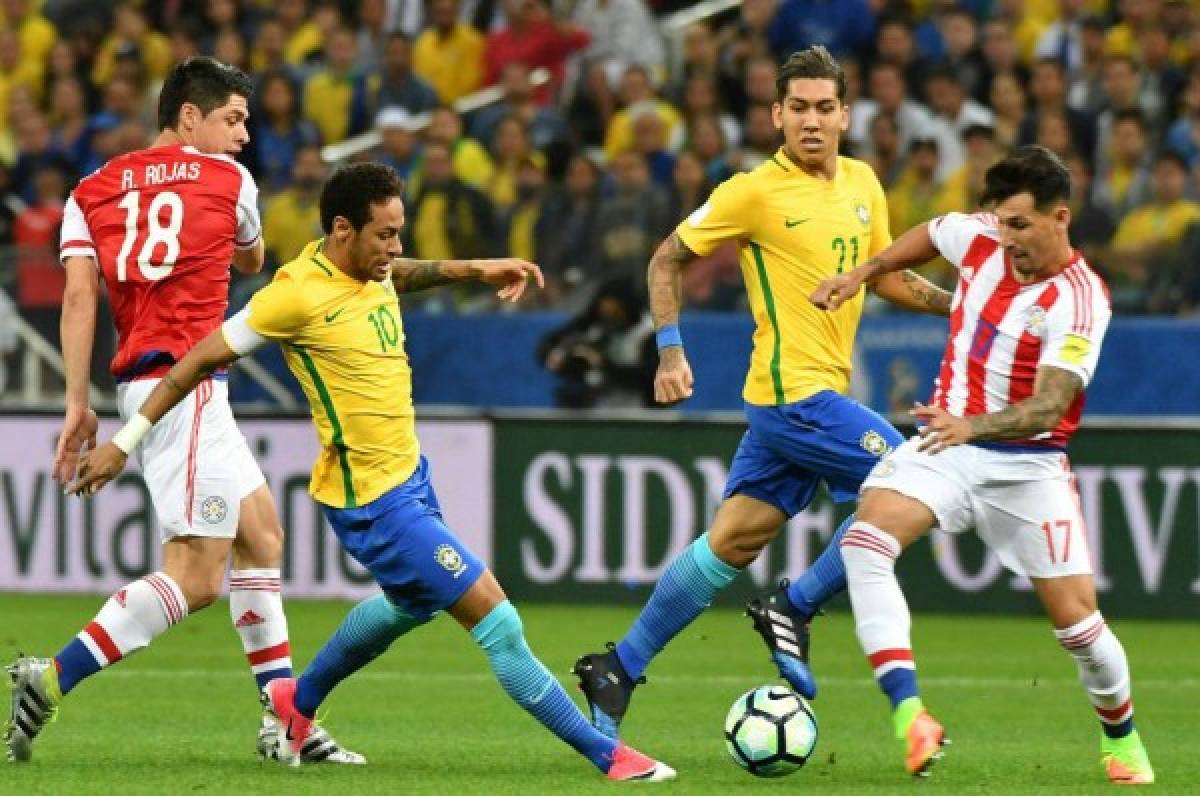 Neymar ha intentado pero los defensas de Paraguay lo han marcado bien.