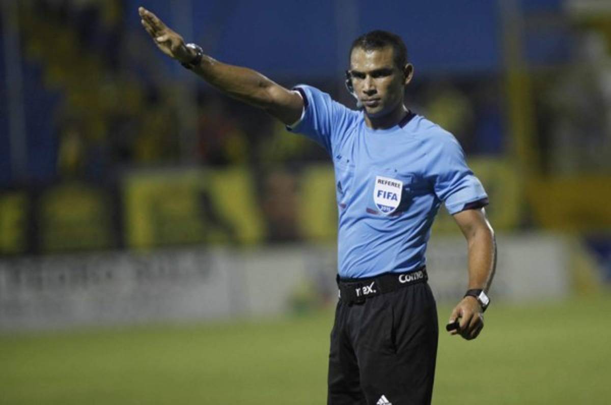 El árbitro Óscar Moncada, candidato a dirigir la gran final en el Yankel