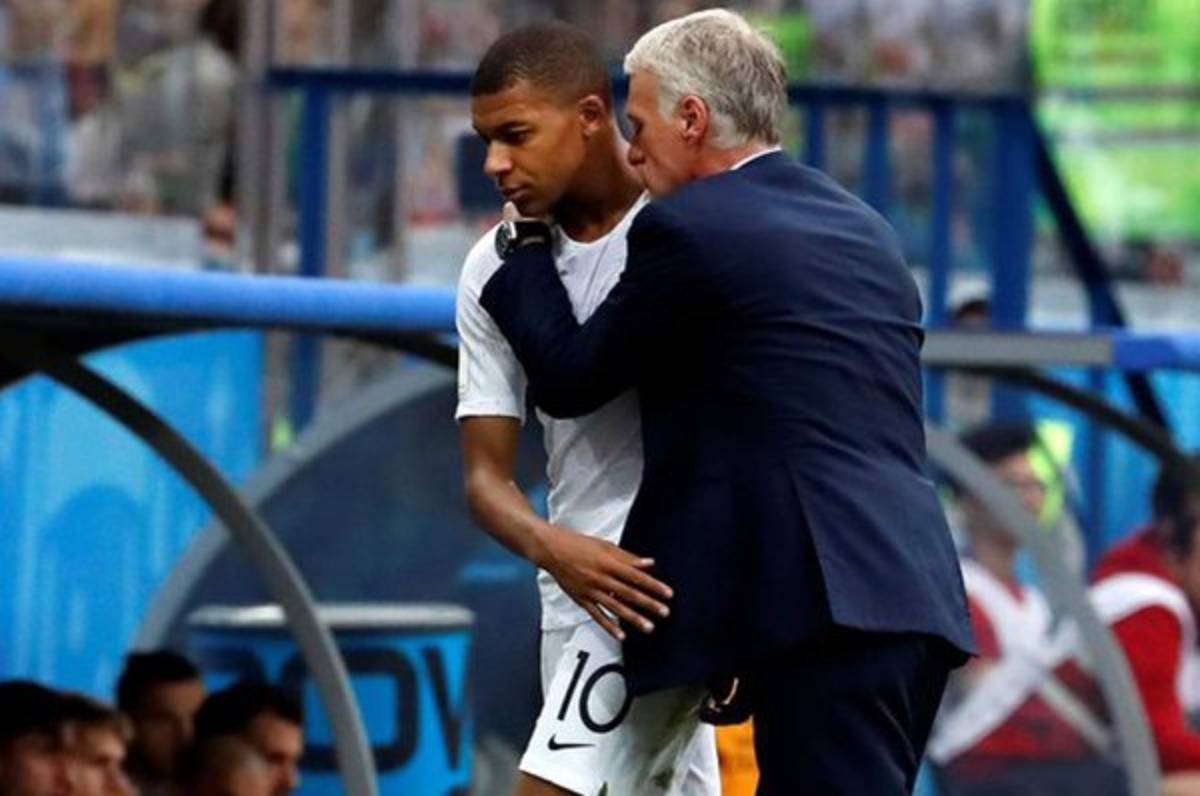 Deschamps regaña a Mbappé: ''Deja de tocar los co...''