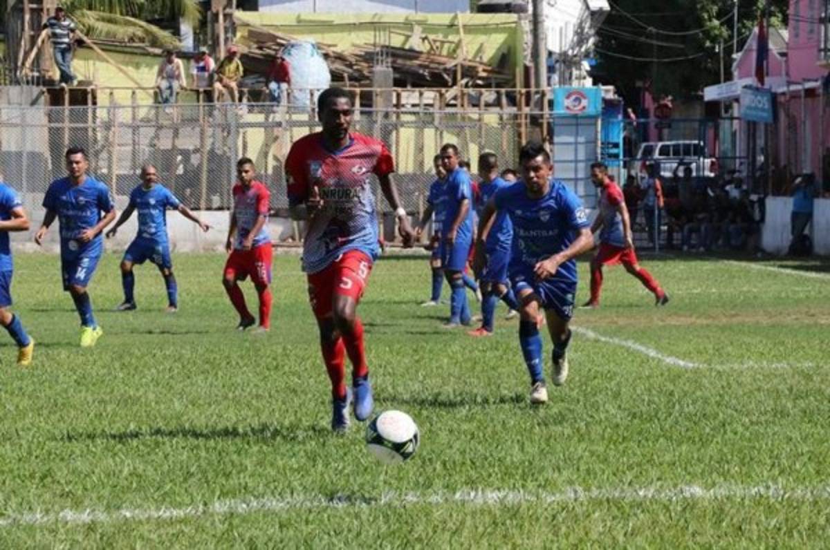¡Con un entrenador! Así se conforma la legión hondureña que juega en Centroamérica