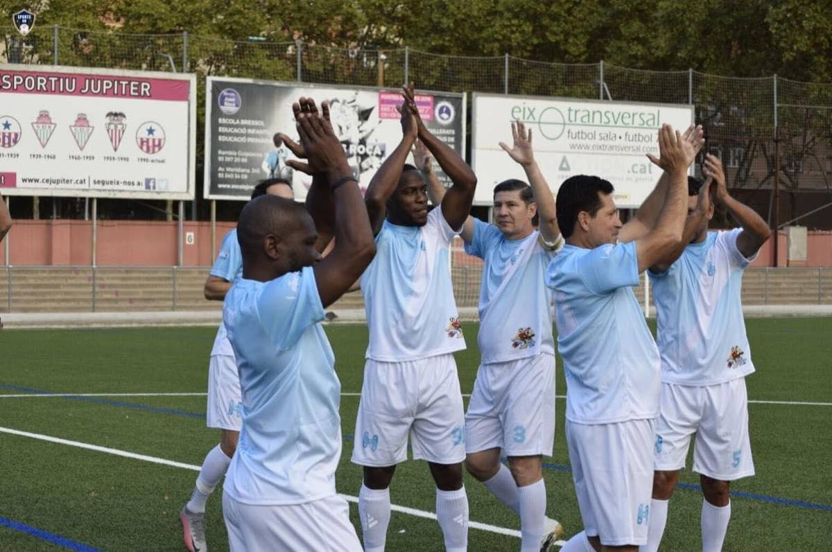 ¿Quién es el futbolista activo jugando con las leyendas? Viejas glorias ...