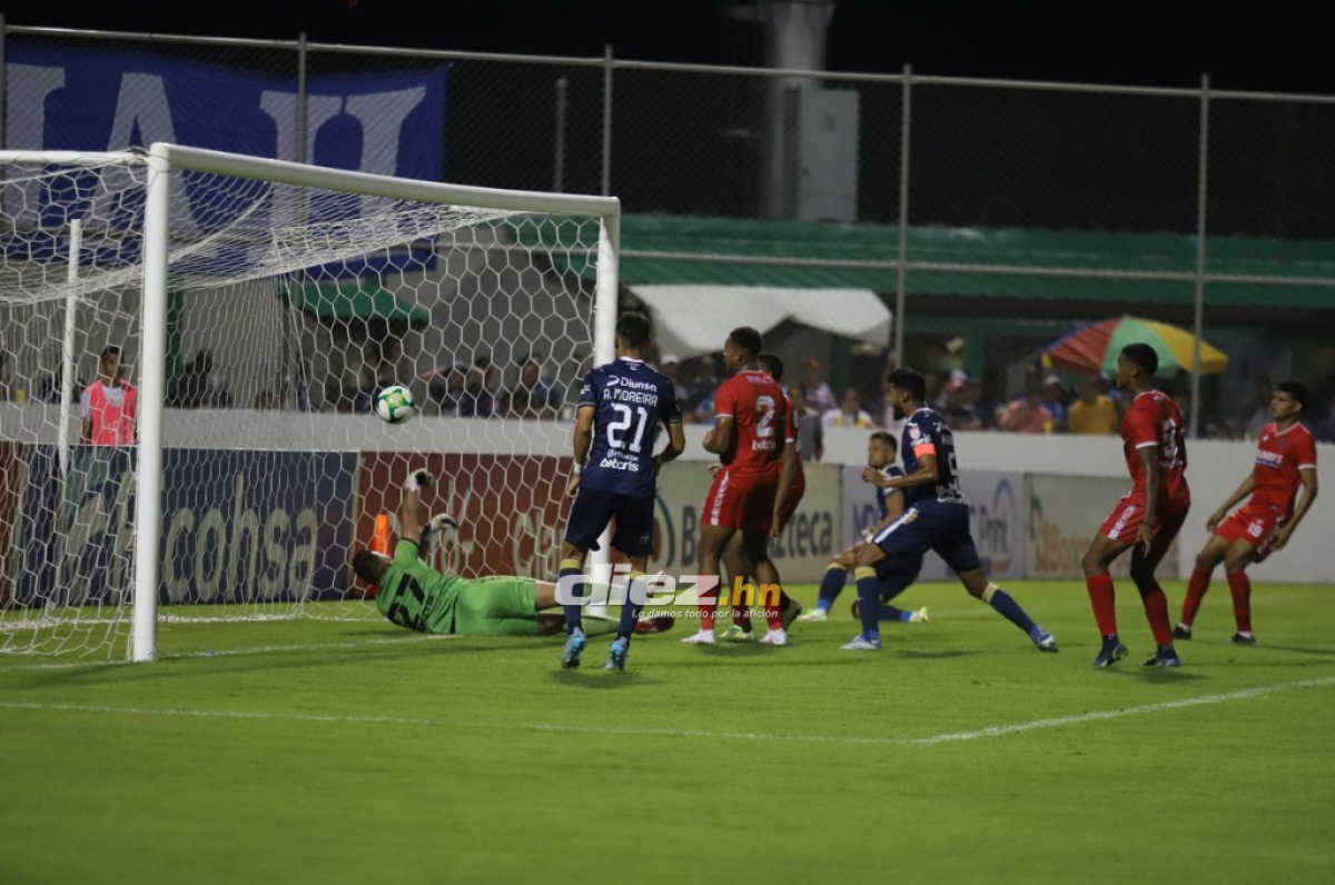 Así fue el primer tanto con el que Motagua abrió la lata en el marcador frente a Real Sociedad. “Panchi” Reyes, portero aceitero, no pudo hacer más.