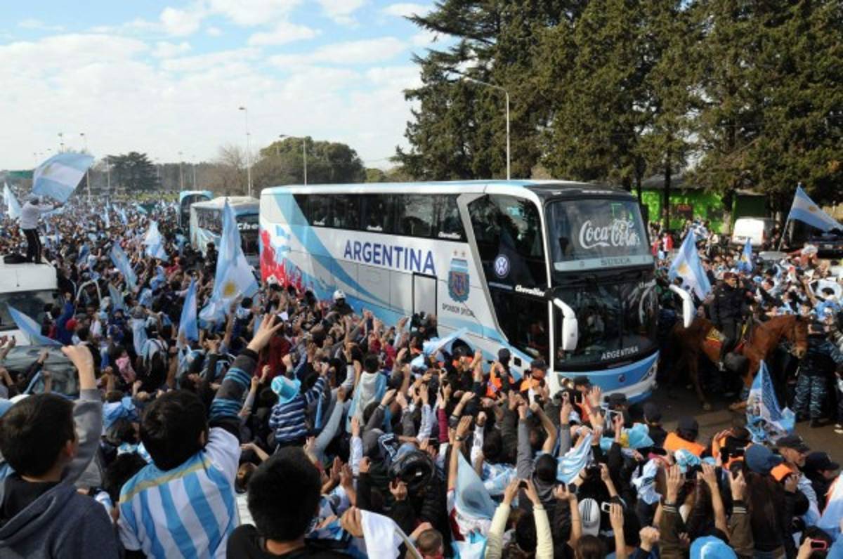 Argentina es recibida por miles de aficionados en Buenos Aires