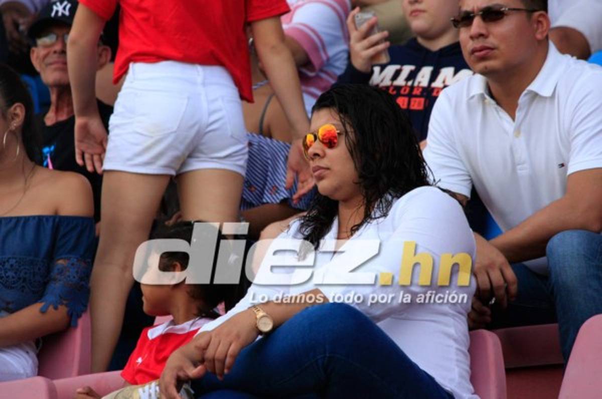 NO SE VIO POR TV: Peleas, legionarios y belleza en las gradas de los estadios hondureños