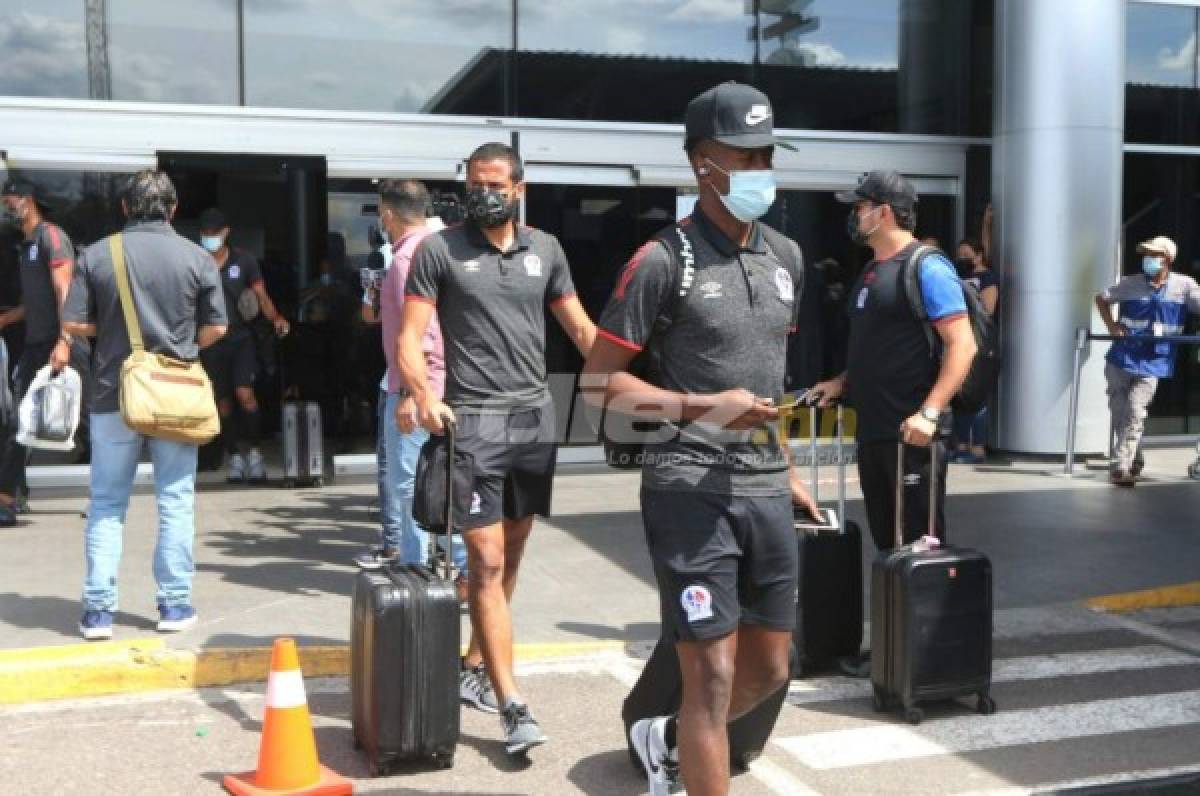 Con gafas, regalos y hasta con máscara de la Casa de Papel: Así fue el regreso de los jugadores del Olimpia tras escándalo en Surinam