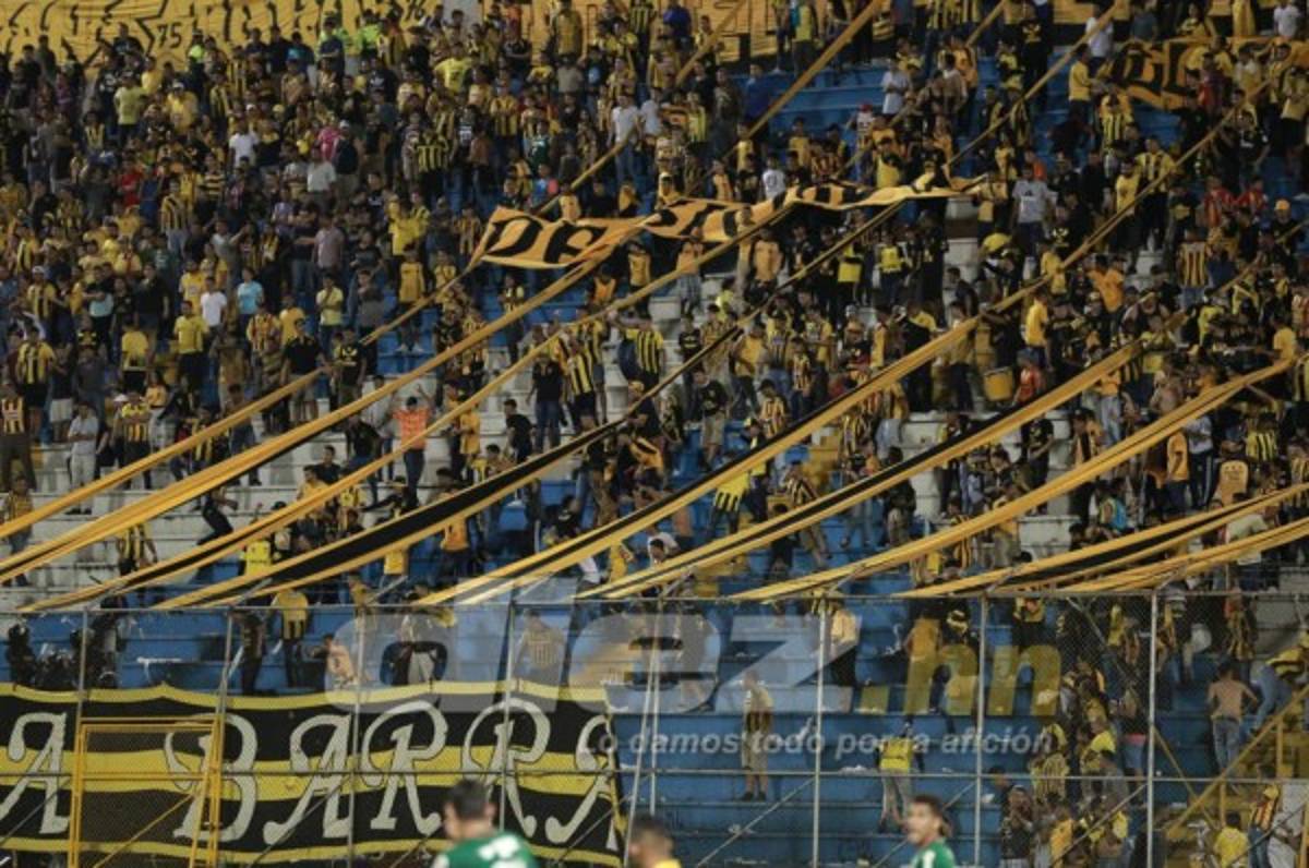 EN FOTOS: Así fueron los relajos en el derbi entre Real España y Marathón