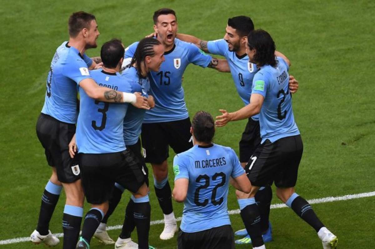 Uruguay devuelve a su sitio a Rusia goleándolo y clasifica líder a octavos