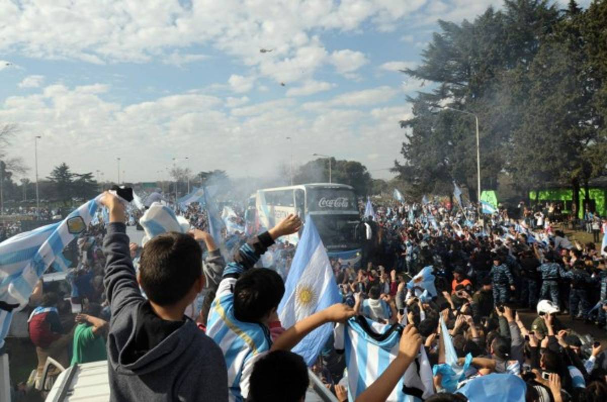 Argentina es recibida por miles de aficionados en Buenos Aires