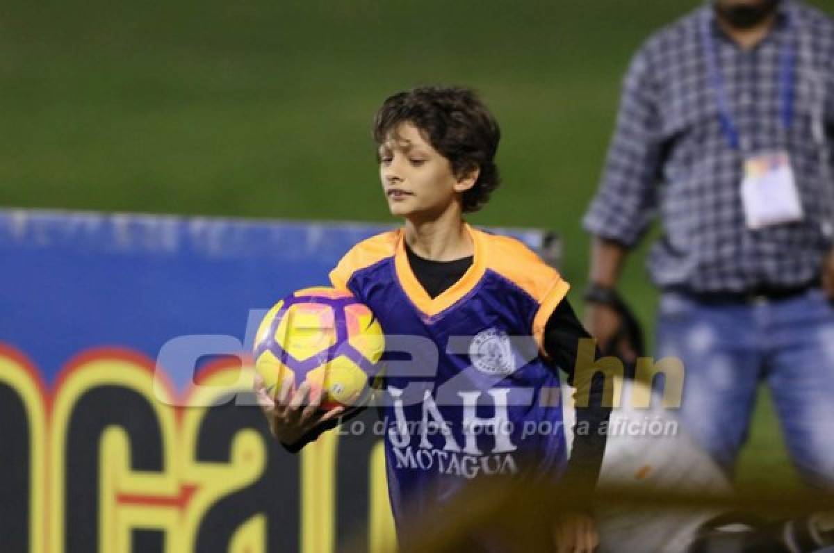 El hijo del técnico Diego Vázquez la hace de recoge pelotas al Motagua