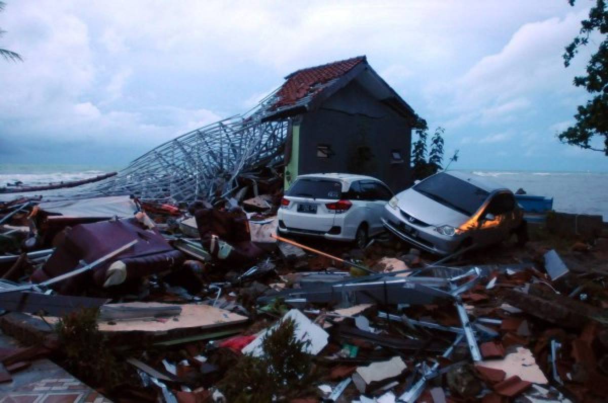 Devastador tsunami en Indonesia causa 222 muertos y más de 843 heridos    