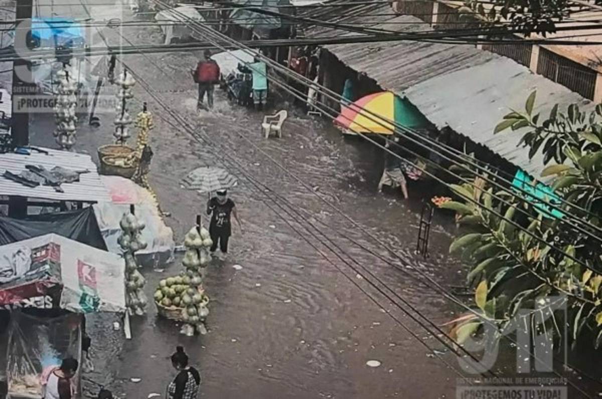 Inundaciones, derrumbes y caos vial provocan fuertes lluvias en varias zonas en Tegucigalpa