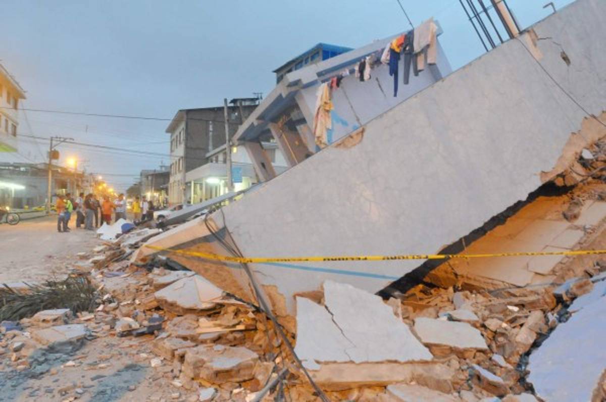 Las dramáticas imágenes del potente sismo que sacudió Ecuador
