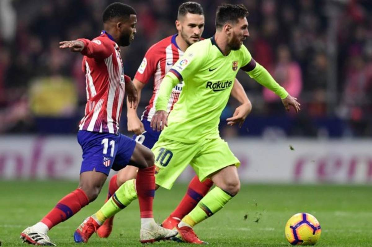 Barcelona sufre ante el Atlético de Madrid y deja el liderato en juego