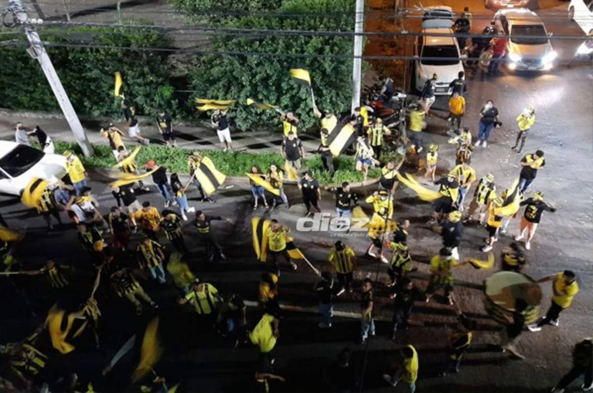 NO SE VIO EN TV: La bella aurinegra en el Morazán y... ¿Directivo del España llegó en bici?