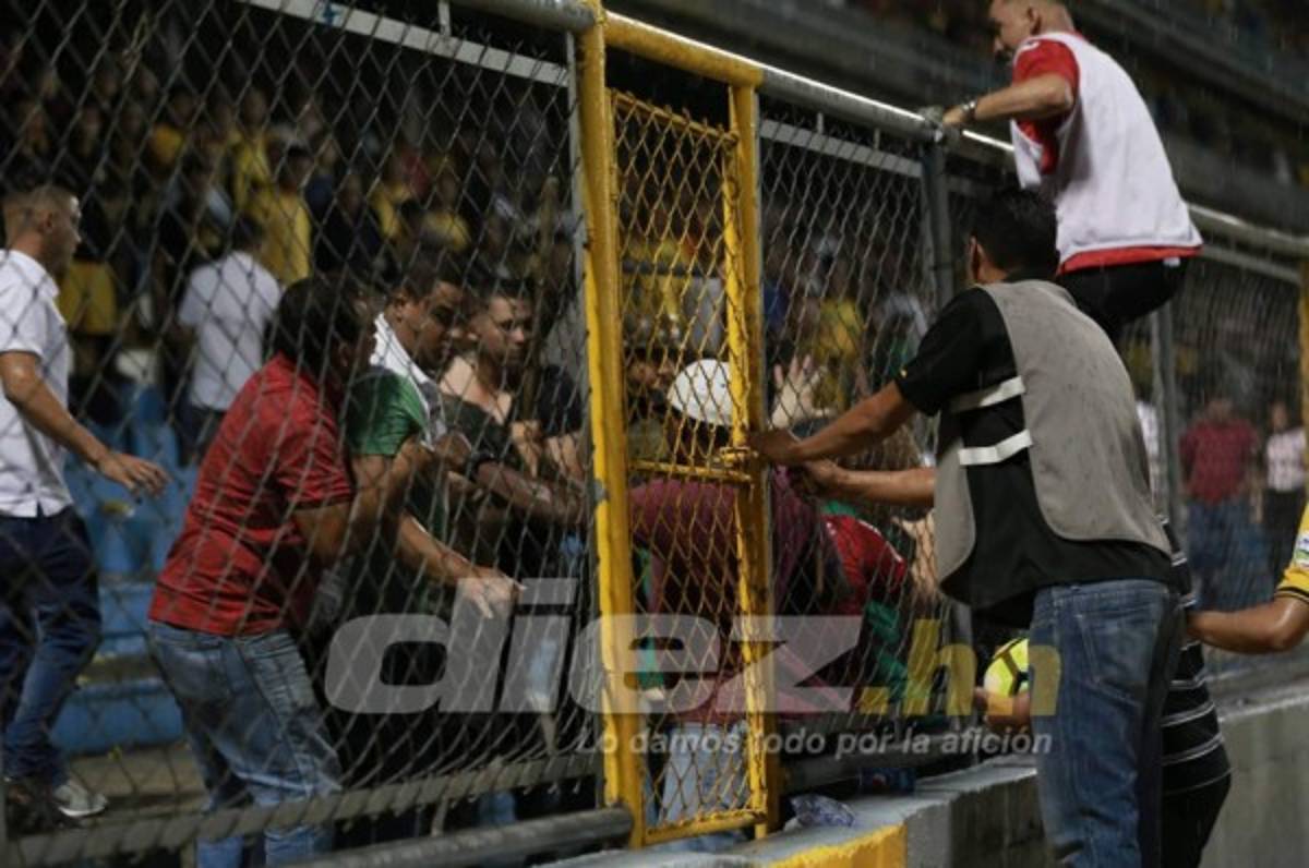 EN FOTOS: Así fueron los relajos en el derbi entre Real España y Marathón