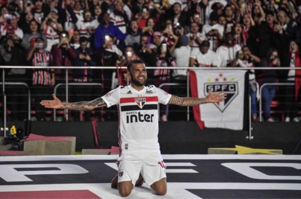 Dani Alves es pretendido por un grande del fútbol de Argentina