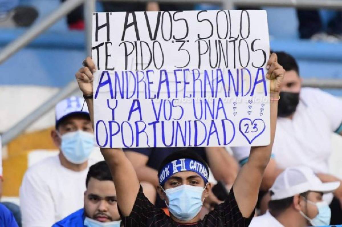 'No jueguen con la alegría del pueblo' y 'Fuera Coito': las pancartas que causaron sensación en el Honduras-Jamaica