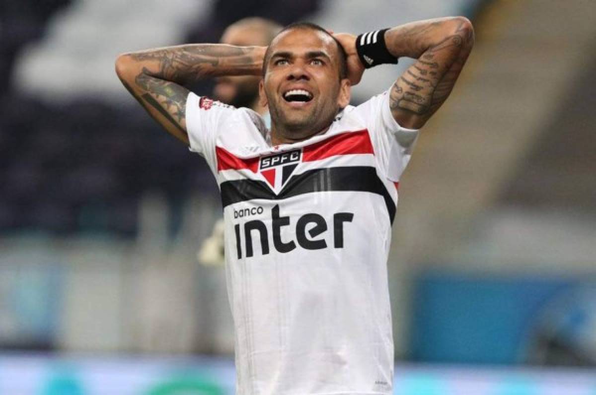 Le deben una fortuna y lo cortaron: Dani Alves deja el Sao Paulo y es agente libre a sus 38 años