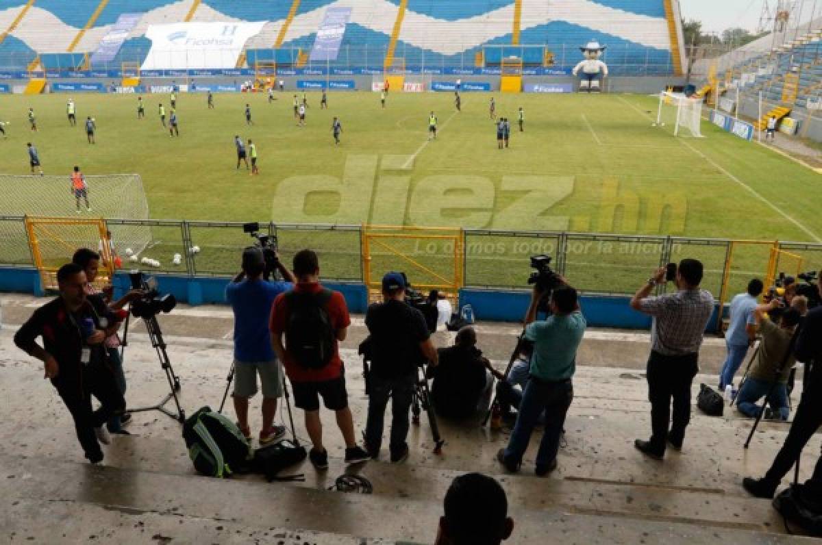 La Selección de Honduras vive una fiesta; la prensa australiana goza