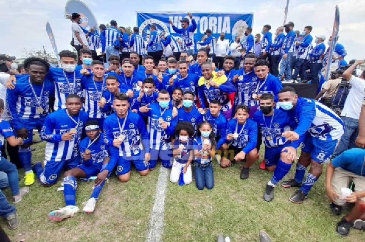 ¡En traje de baño! La More cumple promesa y Victoria celebra su ascenso a Liga Nacional en Honduras