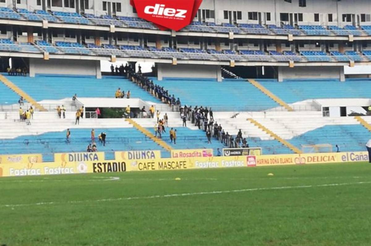 Policías y militares coparon el Olímpico; las provocaciones entre barras no pararon