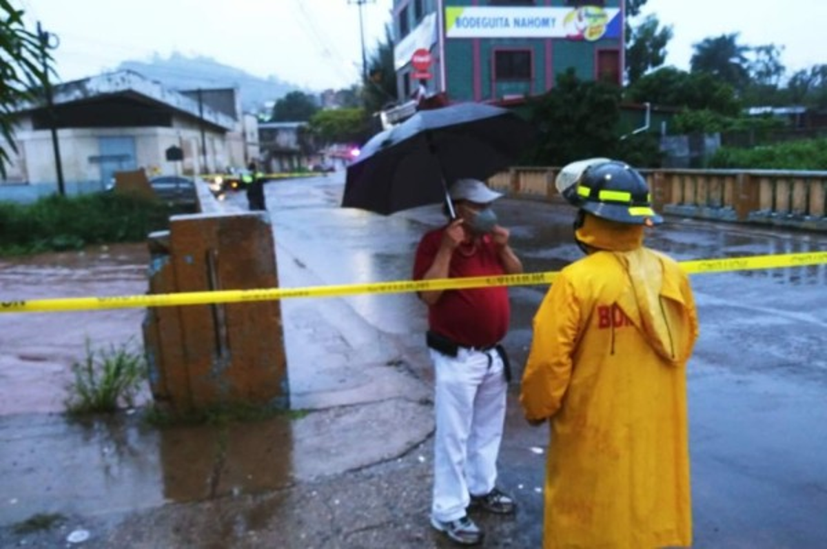 Inundaciones, derrumbes y caos vial provocan fuertes lluvias en varias zonas en Tegucigalpa