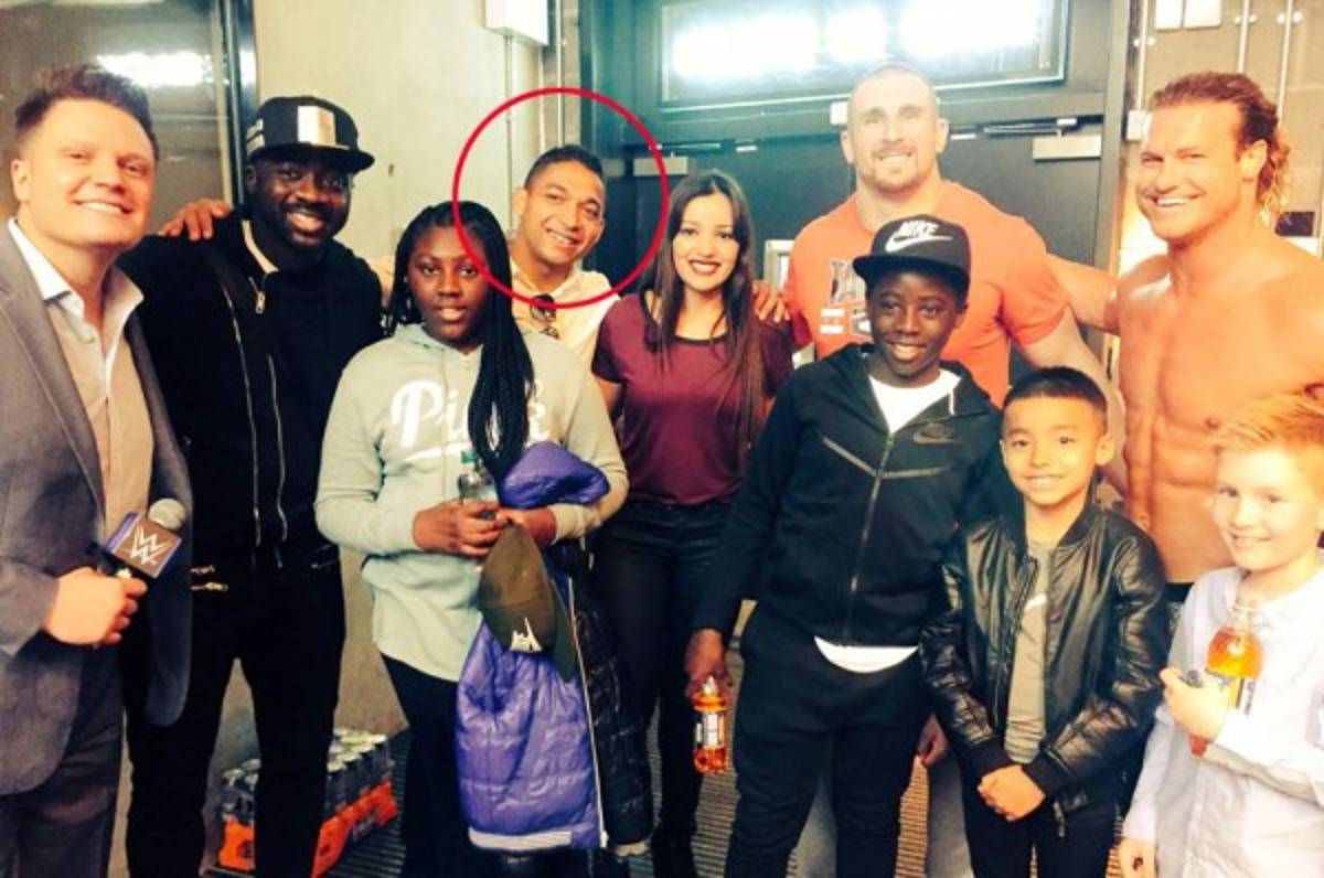 Emilio Izaguirre disfrutó de la lucha libre y se roza con sus estrellas