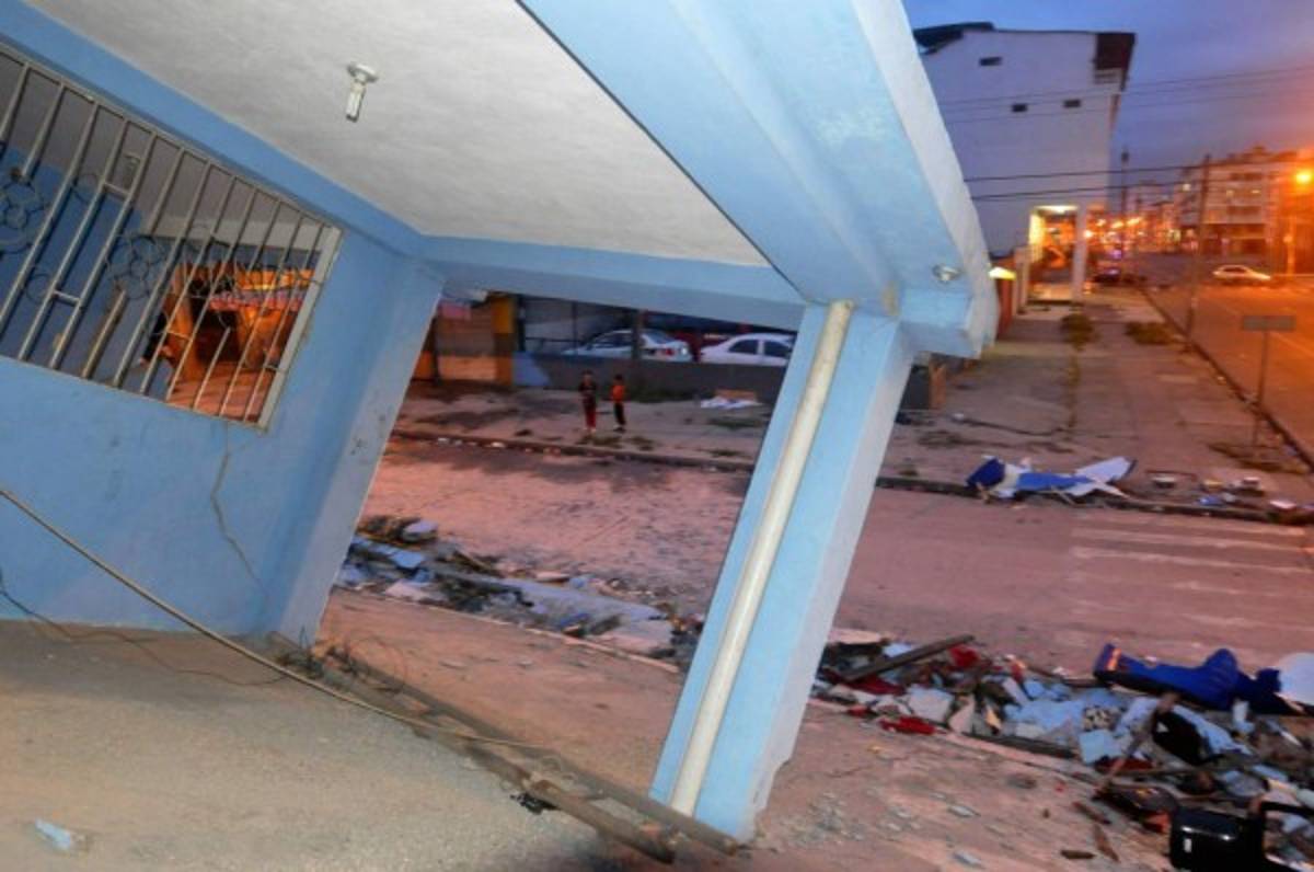 Las dramáticas imágenes del potente sismo que sacudió Ecuador