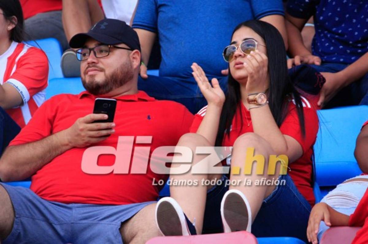 NO SE VIO POR TV: Peleas, legionarios y belleza en las gradas de los estadios hondureños