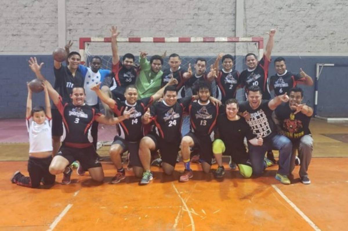 Titanes mantiene el invicto ante Universitarios en el balonmano