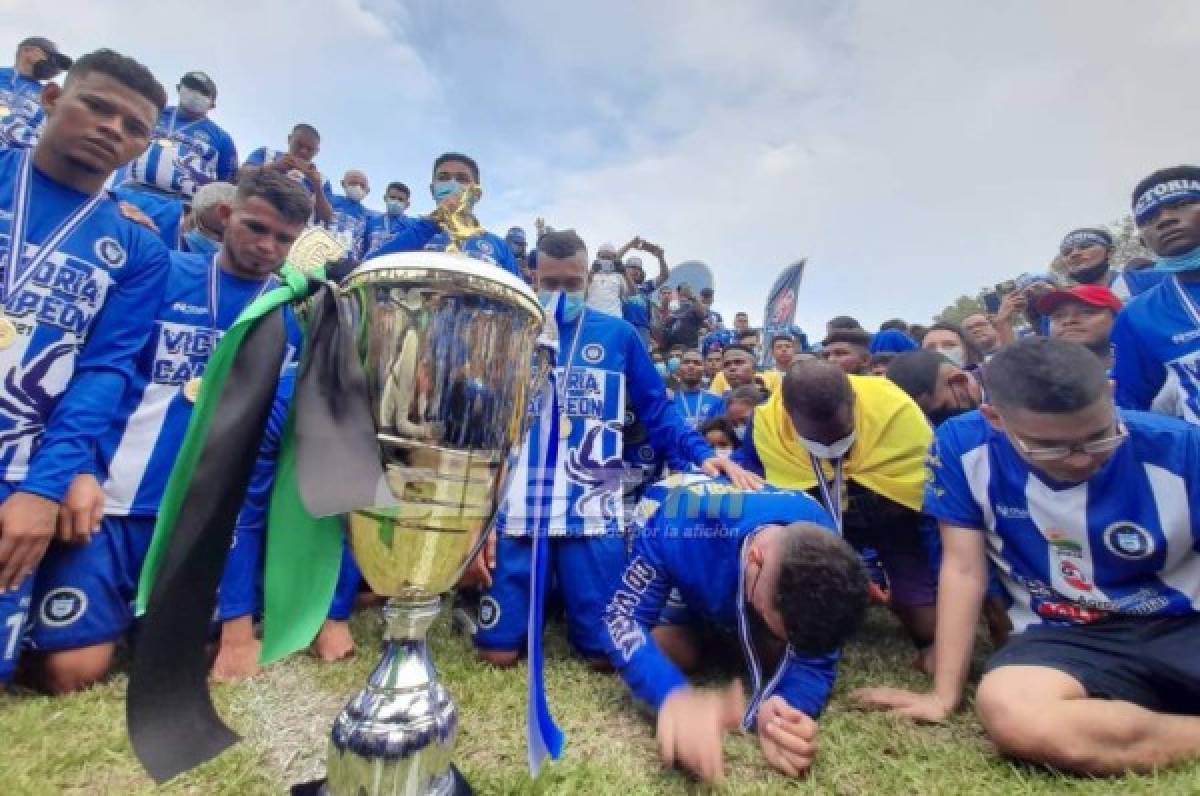 ¡En traje de baño! La More cumple promesa y Victoria celebra su ascenso a Liga Nacional en Honduras